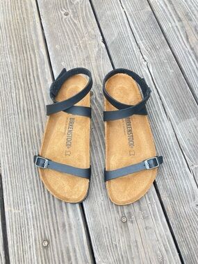 Birkenstock Daloa sandals in black. NWOT Size 38 7-7.5